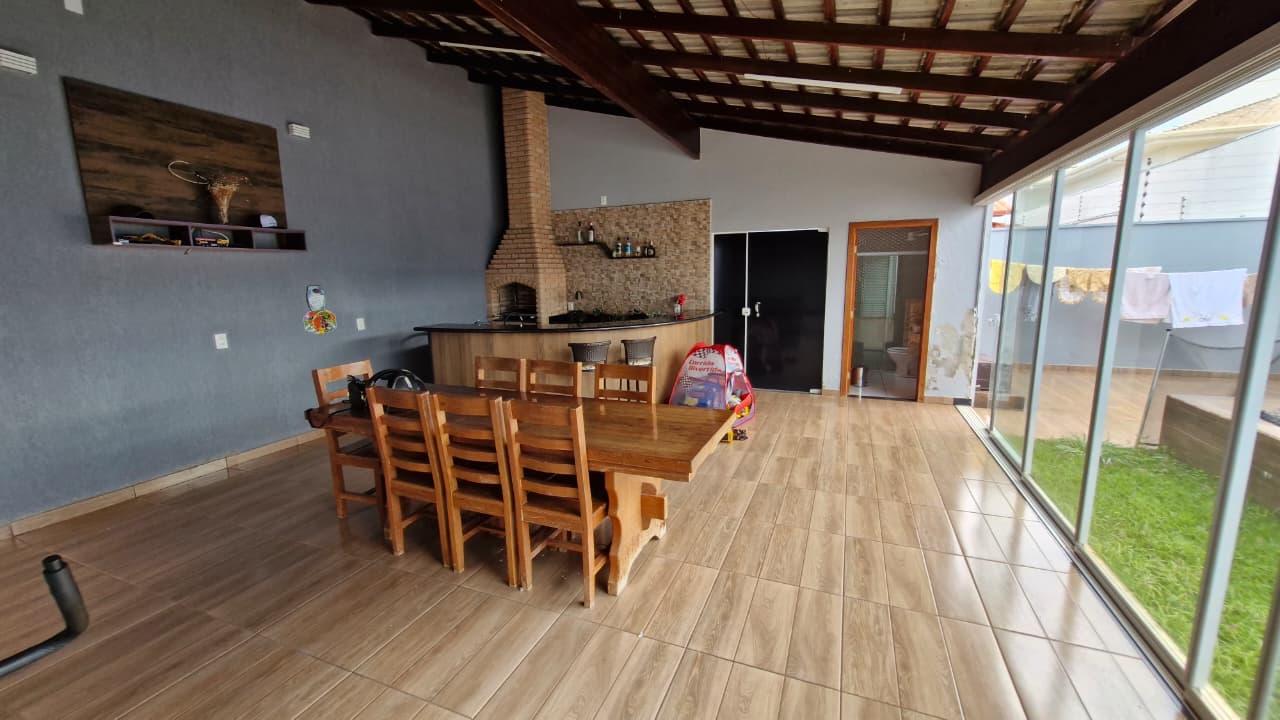 Casa com Piscina – Bairro Gran Ville – Araguari – MG