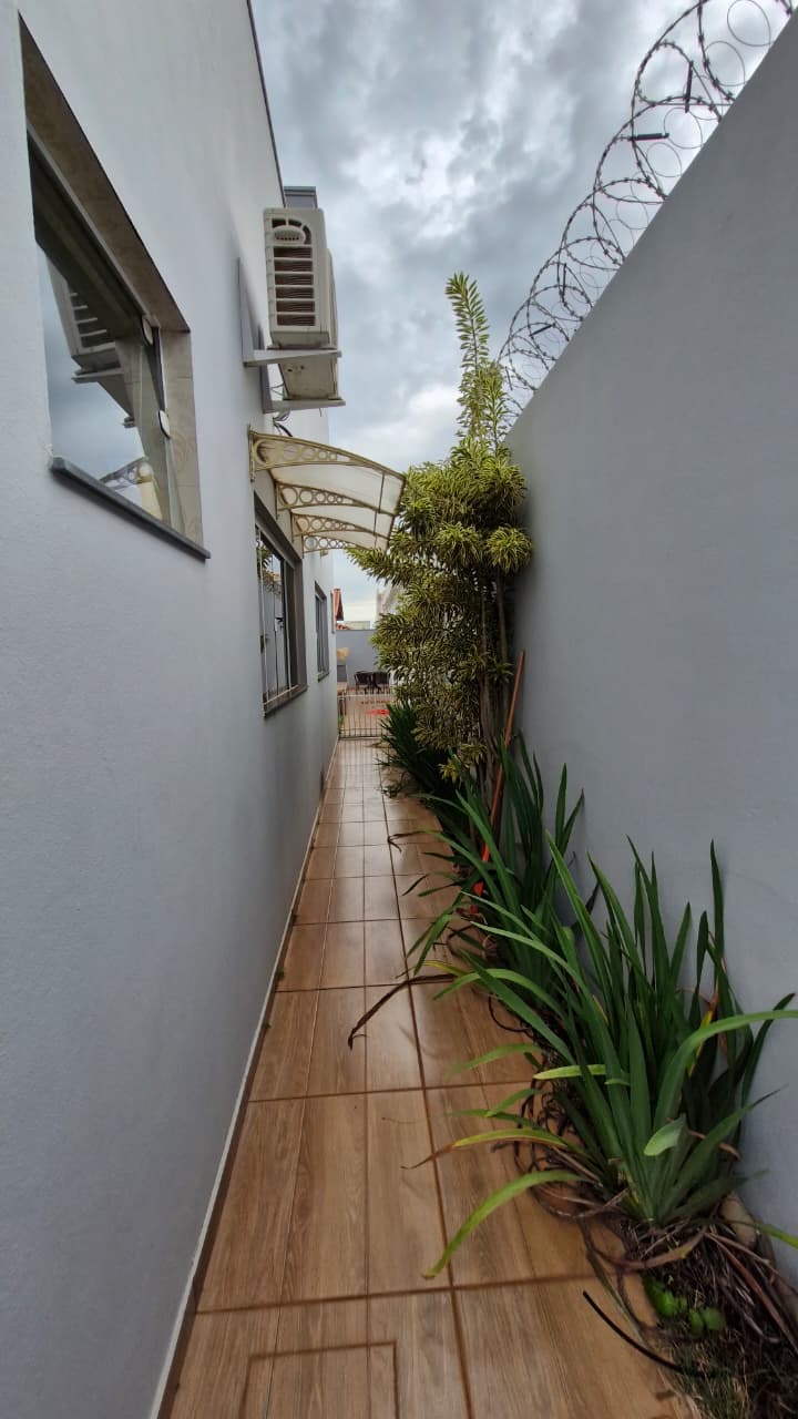 Casa com Piscina – Bairro Gran Ville – Araguari – MG