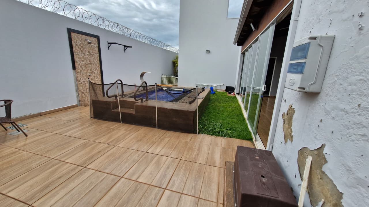 Casa com Piscina – Bairro Gran Ville – Araguari – MG