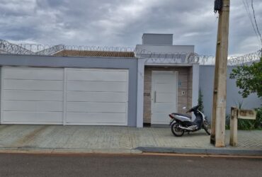 Casa com Piscina – Bairro Gran Ville – Araguari – MG