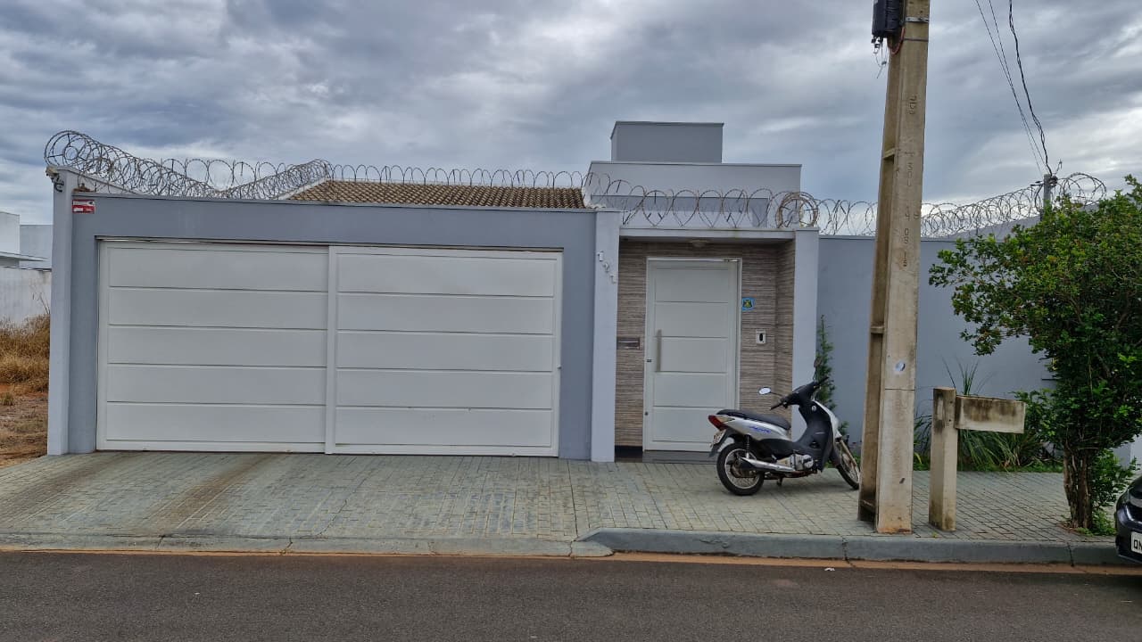 Casa com Piscina – Bairro Gran Ville – Araguari – MG