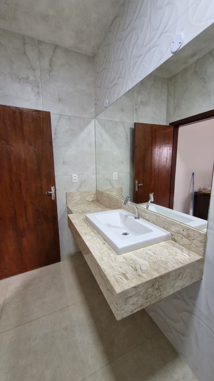 Casa Rua Londres – Bairro Gran Ville – Araguari-MG