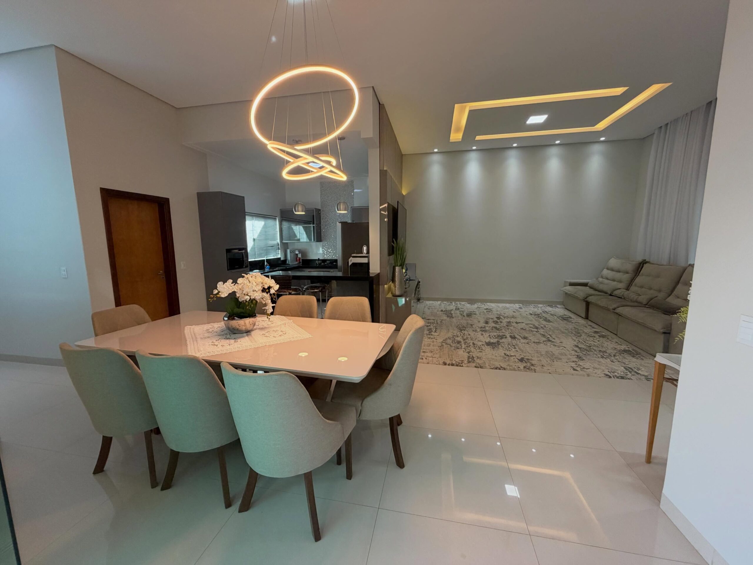Casa Moderna à Venda no Bairro Interlagos III – Araguari – MG